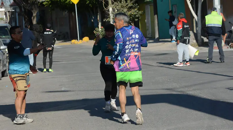 Hay personas que tienen un estilo diferente al cruzar la meta. 